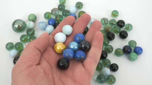 Leuk Spel Voor Kinderen Met Gekleurde Glazen Knikkers Glazen Ballen — Stockvideo