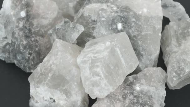 人間の健康のための天然岩塩の断片 クローズアップ岩塩 — ストック動画