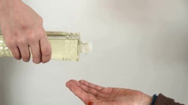 80 derece limon kolonyası ve maske yaşlı insanları covid-19 'dan korur.,