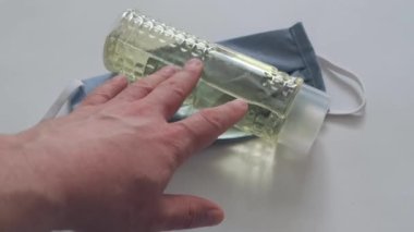 80 derece limon kolonyası ve maske yaşlı insanları covid-19 'dan korur.,
