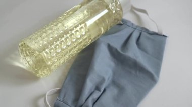 80 derece limon kolonyası ve maske yaşlı insanları covid-19 'dan korur.