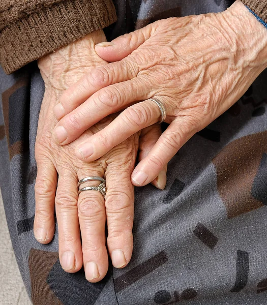 Virus Covidien Una Mano Humana Anciana — Foto de Stock