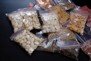 Doğal organik salatalık, bamya, biber, tere, roka vs. tohumlar