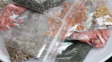 Siyah arka planda çeşitli organik olmayan tohumlarla paketlenerek bir tohum bankası oluşturuldu.,