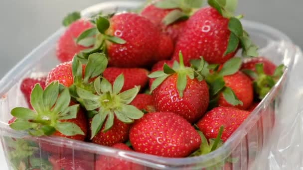 Close Fresh Strawberries Plastic Box 360 Degree Rotating Stand — Stock Video
