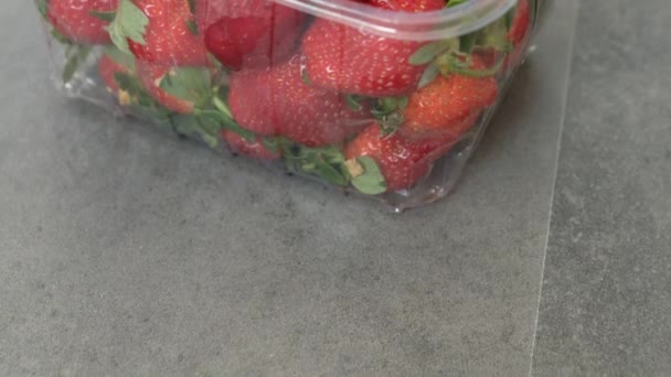 Fresas Frescas Caja Plástico Sobre Fondo Madera Gris — Vídeos de Stock