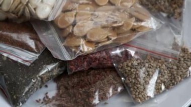 Bir tohum bankası yaratmak, organik tohumları paketlemek ve depolamak,