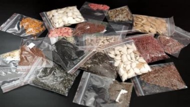 Bir tohum bankası yaratmak, organik tohumları paketlemek ve depolamak,
