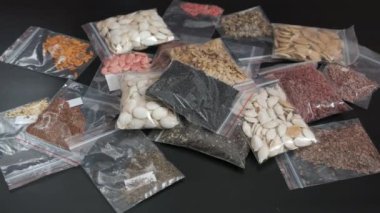 Bir tohum bankası yaratmak, organik tohumları paketlemek ve depolamak,