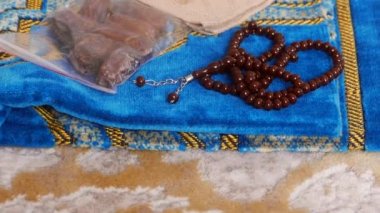 Müslümanlar Hac 'tan gelirken, hediye olarak hurma, kilim ve tespih getirirler..