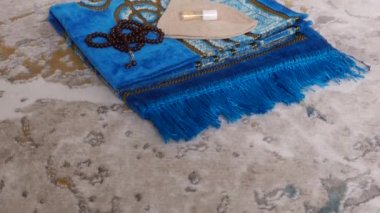 Müslümanların kullandığı ibadet malzemeleri, tespih, dua halıları ve parfüm.,