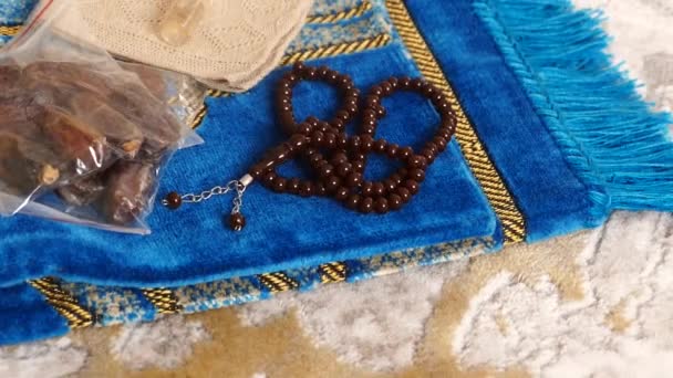 While Muslims Come Hajj Bring Dates Prayer Rugs Rosaries Gift — Stock Video