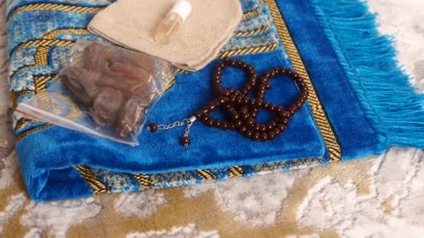 Während Muslime Aus Dem Hadsch Kommen Bringen Sie Datteln Gebetsteppiche — Stockvideo