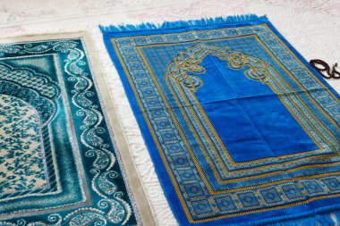İslami semboller, evdeki halıdaki dua halıları.,