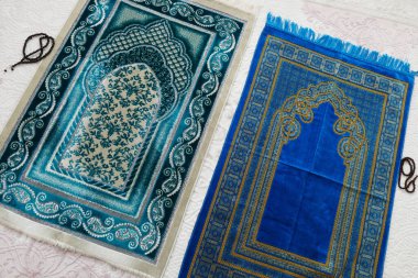 İslami semboller, bir evdeki halıdaki mavi ve yeşil dua halıları.,