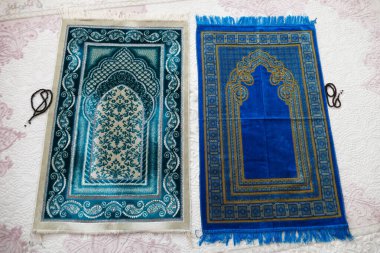 İslami semboller, bir evdeki halıdaki mavi ve yeşil dua halıları.,