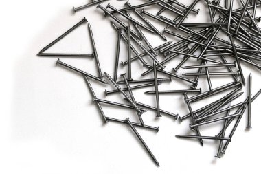 İnşaat çivileri, beyaz arka planda büyük miktarda çivi.,