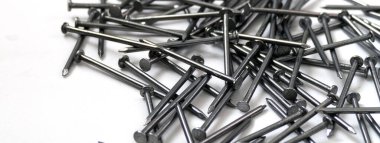 İnşaat çivileri, beyaz arka planda büyük miktarda çivi.,