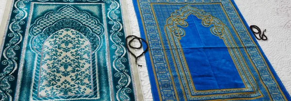 Símbolos Islâmicos Tapetes Oração Azuis Verdes Tapete Uma Casa — Fotografia de Stock