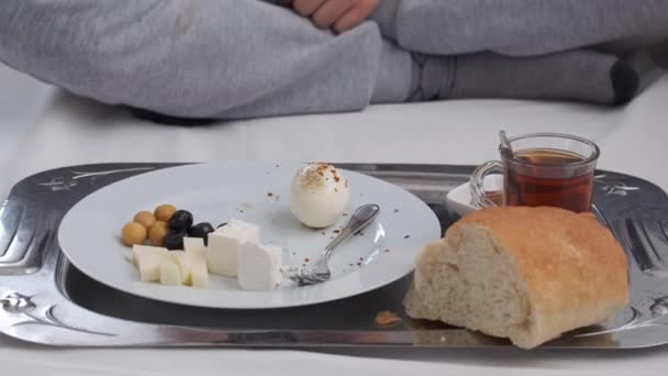 Ein Patient Frühstückt Alle Eier Gekocht Geschält — Stockvideo