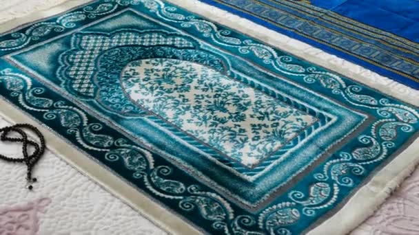 伊斯兰符号 蓝色和绿色的祈祷地毯上的地毯在房子里 — 图库视频影像