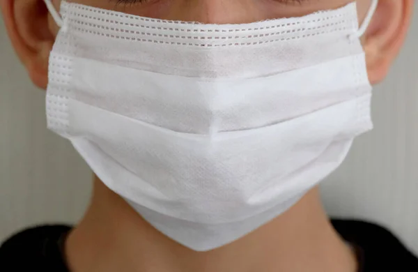 使用口罩治疗头孢病毒的重要性 — 图库照片