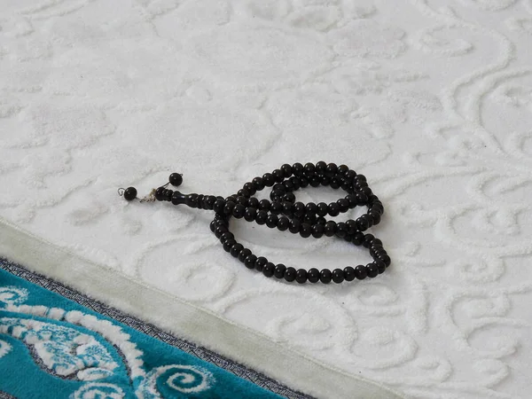 緑の祈りの絨毯とロザリー 緑の祈りのラグとラマダーン月 — ストック写真