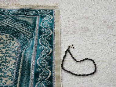 Ramazan ayında namaz kılarlar.,