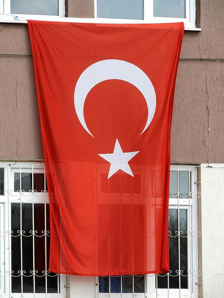 Türk Bayrağı Okul Binasında Asılı — Stok fotoğraf