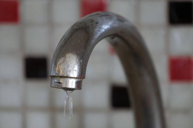 Musluktan bir damla su, musluk damlacıkları,