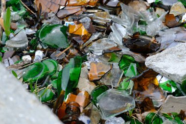 İçki ve bira şişesi kırıkları, cam şişe kırıkları, insanlar doğayı kirletiyor.,