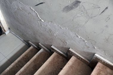 Nem, nem ve boya dökülmesi, küf ve duvardaki nem yüzünden küflenmiş.,