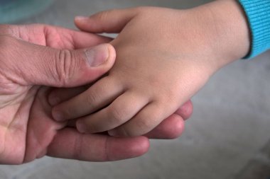 Uyuyan bir bebek ve sevgi dolu bir baba, çocuğunun elini tutan ve seven bir baba.,