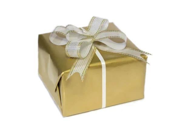 Золота подарункова коробка зі стрічкою — стокове фото