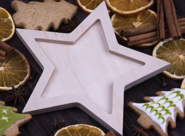 Boş ahşap yıldız koniler yıldız sanagüzel cinnamone kurutulmuş portakal Noel ağacı çerezleri koyu ahşap arka plan, metin için yer ile Noel Noel Yılbaşı tatil tebrik kartı