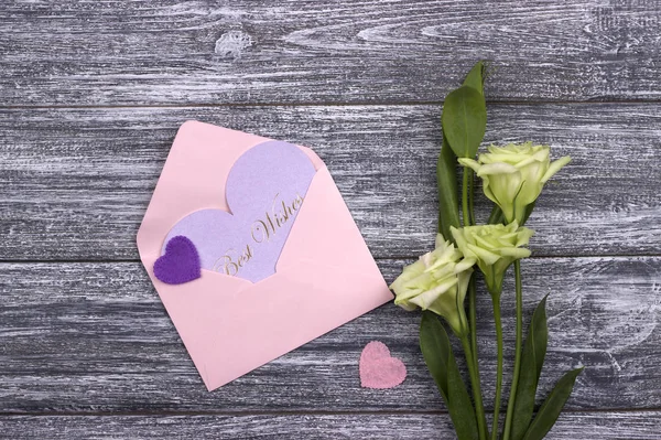 Flores e corações em fundo de madeira. Cartão de felicitações. Conceito de convite de casamento. Dia dos namorados . — Fotografia de Stock