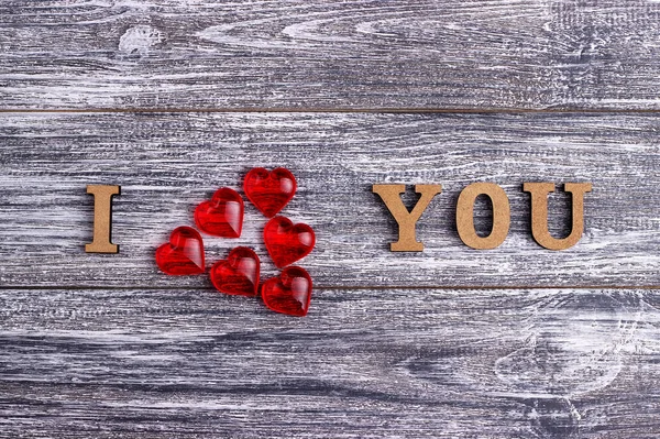 Ich liebe dich, Holzschrift, grauer Hintergrund, Postkarte glücklicher Valentinstag, flache Lage — Stockfoto