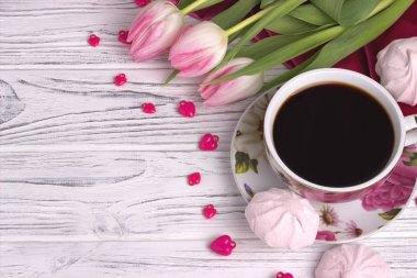 Sevgililer günü zarif natürmort Lale çiçek fincan kahve hatmi kırmızı kalp şekli işareti ile