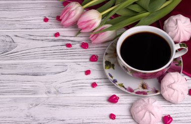 Sevgililer günü zarif natürmort Lale çiçek fincan kahve hatmi kırmızı kalp şekli ile beyaz ahşap arka plan üzerinde oturum