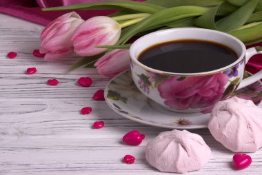 Sevgililer günü zarif natürmort Lale çiçek fincan kahve hatmi kırmızı kalp şekli ile beyaz ahşap arka plan üzerinde oturum