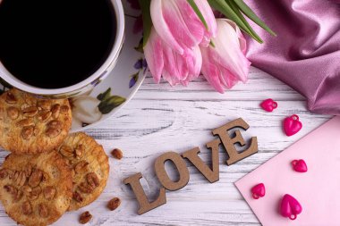 Sevgililer günü zarif natürmort Lale çiçek fincan kahve hatmi sevgi işareti Beyaz ahşap zemin üzerinde yazı ile