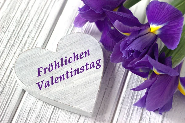 Stillleben mit Herzzeichen Irisblumen auf weißem Holzgrund. Hochzeit. Glückwunschkarte zum Valentinstag mit Text zum Valentinstag — Stockfoto