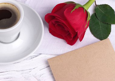 kırmızı gül ve ve Sevgililer günü kadın günü tebrik kartı için zarf.