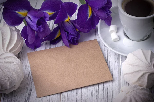 Natürmort ile örtmek kahve Kupası marshmallow Iris çiçek Beyaz ahşap zemin üzerinde. Düğün. Sevgililer günü kavramı.