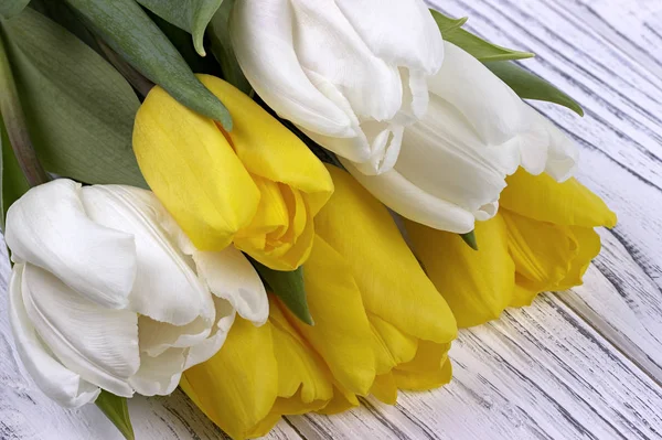 Жовті та білі весняні тюльпани на білому дерев'яному фоні. Місце для тексту. Жінки день. 8 березня . — стокове фото