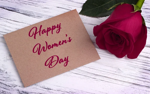 Rosa roja y y sobre para el día de San Valentín tarjeta de felicitación del día de las mujeres y letras feliz día de las mujeres Inglés . —  Fotos de Stock