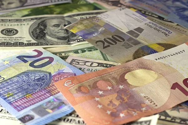 Geld achtergrond Amerikaanse dollars, euro en Zwitserse franc. — Stockfoto
