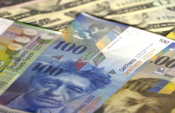 Pénz háttér amerikai dollár, az euró és a Svájci frank. — Stock Fotó