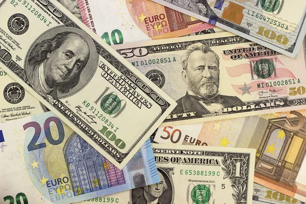 Geld achtergrond Amerikaanse dollars en euro verschillende denominaties. — Stockfoto