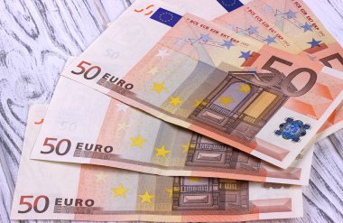 Beyaz ahşap zemin üzerinde 50 euro banknot.